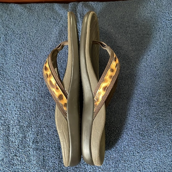 Vionic Tide ll flip flops - Picture 3 of 7